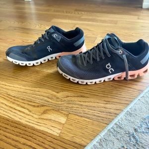 Women’s size 7.5 on clouds! I’ll freshen them up if purchased!